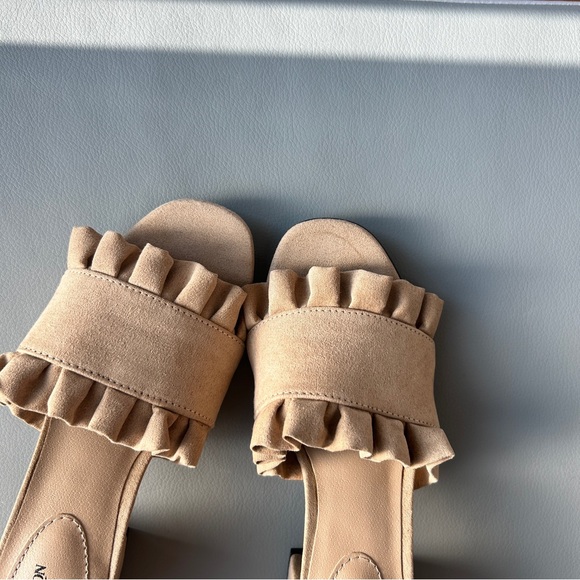 NWT - Avon Cushion Walk Beige Ruffle Sandals Size 6 Heeled Nude Tan Block - Picture 3 of 5